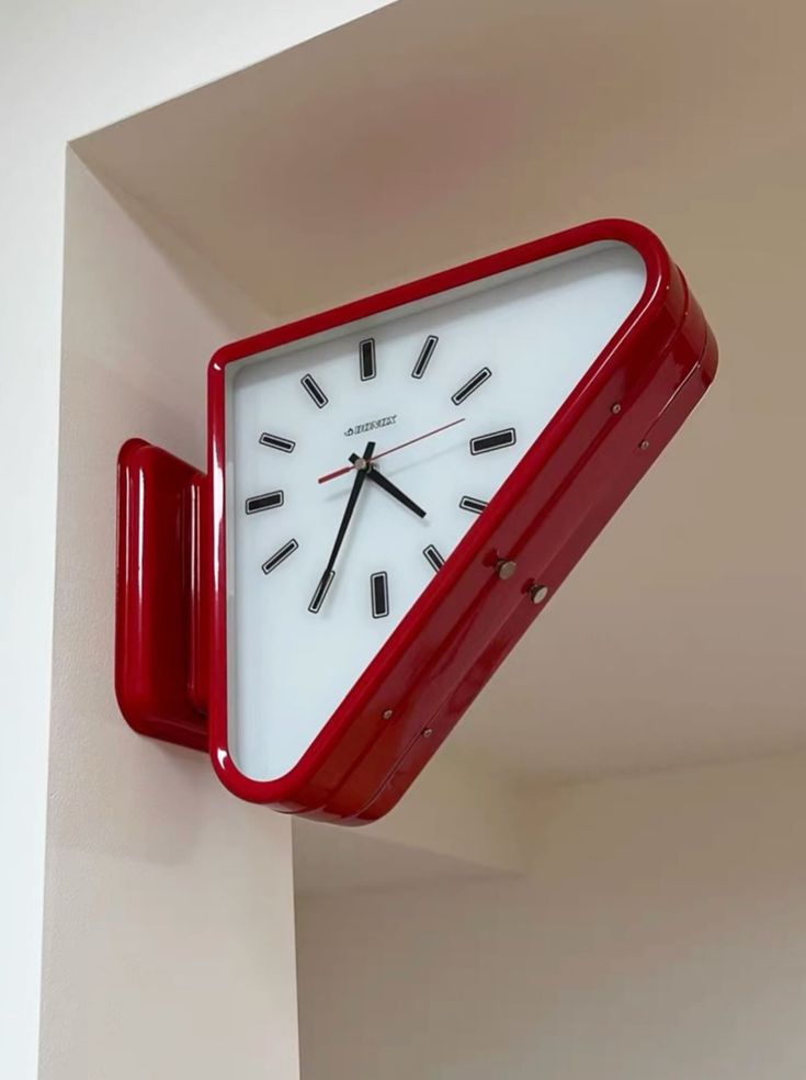 SIDE TRIANGLE SHAPED CLOCK MINIMAL (PRE ORDER)